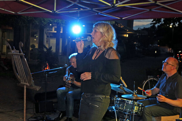 Das "Trio Dori" mit dem Wickeder Journalisten und Gitarristen Martin Hüttenbrink an der Gitarre sorgte für eine angenehme Live-Musik im Hintergrund. FOTO: ANDREAS DUNKER