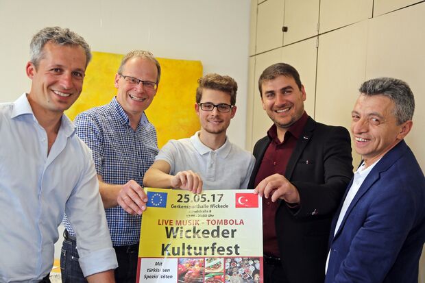 Kenan Inanli--Vostandsvorsitzender, Ugur Ayverdi-- stellv. Vorsitz., Oguz Torun Sekretär, Recep Ceylan 2.Sekrätr, Engin Özkays Buchaltung FOTO: ANDREAS DUNKER