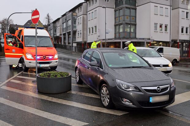 Das Fahrzeug des mutmaßlichen Unfallverursachers auf der Hauptstraße in Wickede FOTO: CARINA WESTERWELLE