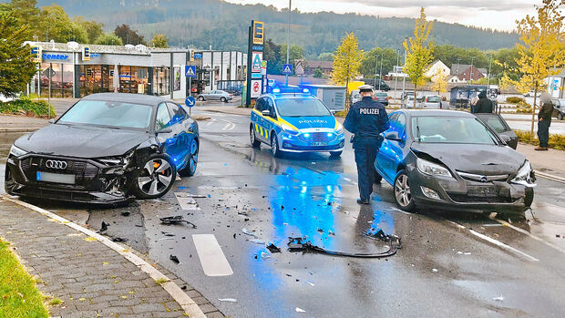 Verkehrsunfall an der Kreuzung Kirchstraße, Christian-Liebrecht-Straße und Rissenhofstraße in Wickede FOTO: ANDREAS DUNKER