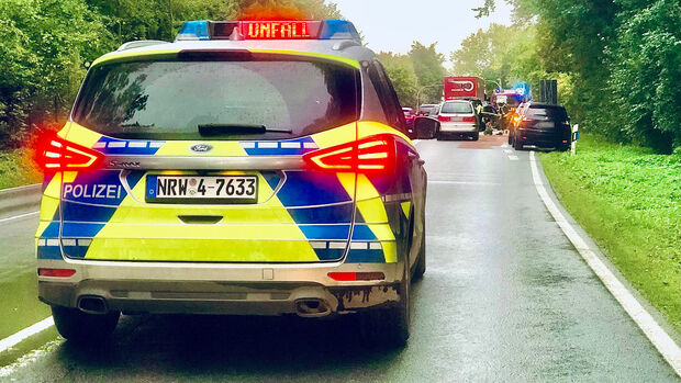 Die beiden fast zeitgleichen Unfälle direkt nebeneinander passierten am heutigen Mittwochspätnachmittag auf der Bundesstraße 63 im Werler Stadtwald in Fahrtrichtung Wickede. FOTO: ANDREAS DUNKER