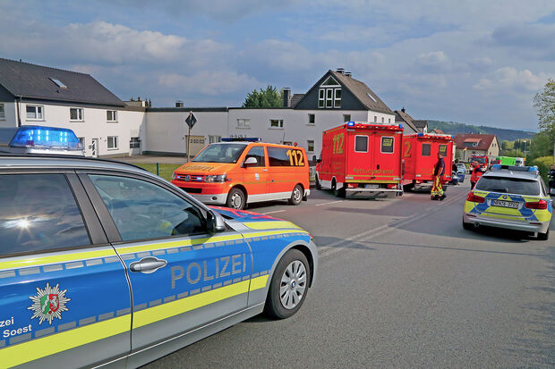 Ein Notarzt und zwei Rettungswagen versorgten die Verletzten – fünf Beamte aus drei Streifenwagen der Polizei kümmerten sich um die Aufnahme des Unfalls und die Regelung des gestauten Verkehrs auf der Hauptstraße in Wickede FOTO: ANDREAS DUNKER