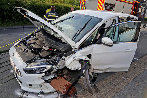 Ein abgerissenes Rad des Ford S Max steht allein auf der Hauptstraße in Wickede. Der Pkw ist erst ein ganzen Stück weiter zum Stillstand gekommen. FOTO: ANDREAS DUNKER