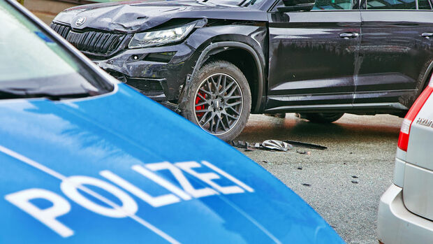 Eine dreizehnjährige Beifahrerin wurde durch die Kollision der beiden Pkw in dem schwarzen SUV leicht verletzt. FOTO: ANDREAS DUNKER