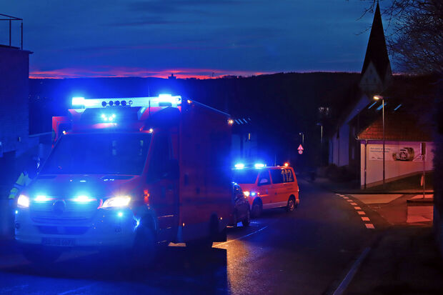 Notarzt und Rettungsdienst an der Unfallstelle an der Einmündung der Kapellenstraße in die Kirchstraße in Wickede FOTO: ANDREAS DUNKER