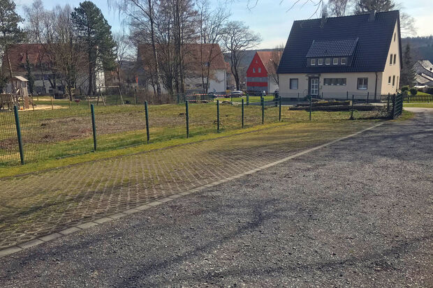 Der Bauplatz für das neue Pfarrheim der katholischen Kirchengemeinde zwischen Gotteshaus, Friedhof, Kindergarten und Vikarie in Wickede FOTOS: ANDREAS DUNKER