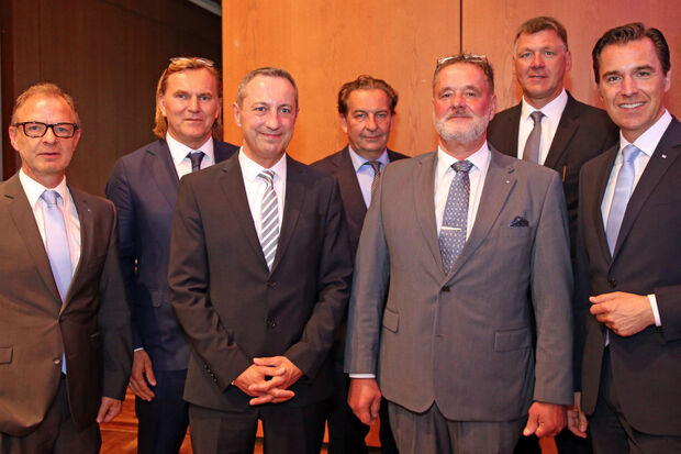Kontinuität in der Führung: die Vorstands- und Aufsichtsratsmitglieder bleiben alle im Amt. Von links: Direktor Joachim Bauerdick, die Aufsichtsratsmitglieder Jürgen Kleine, José Catalán-Bermudes, Alexander Koch, Klaus Klatetzki und Helmut Kieserling sowie Direktor Holger Georg Schwarz FOTO: ANDREAS DUNKER