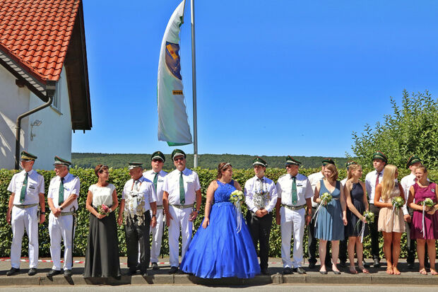 Regenten und Offiziere der Echthausener Schützenbruderschaft St. Vinzentius sowie Hofstaatpaare an der Weststraße FOTO: ANDREAS DUNKER