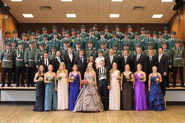 Der Vorstand mit Hofstaat FOTO: SCHÜTZENBRUDERSCHAFT VOSSWINKEL