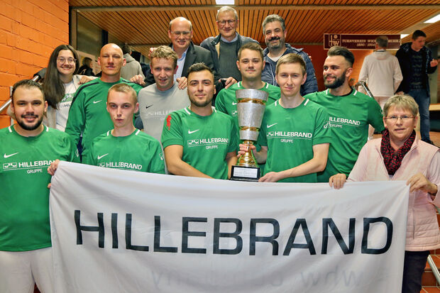Der Sieger des W-Cups bekam den großen Wickeder Wanderpokal: das Team der WHW Hillebrand Gruppe FOTO: ANDREAS DUNKER