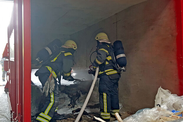 Ein Restmüllcontainer brannte am Samstag auf dem Firmengelände von "WHW" im Industriegebiet Westerhaar. Die Löscharbeiten fanden unter Atemschutz statt. FOTO: FEUERWEHR