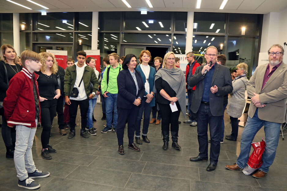 Eröffnung der Ausbildungsmesse in der Sekundarschule Wickede (Ruhr) durch Bürgermeister Dr. Martin Michalzik (CDU) und die Soester Landrätin Eva Irrgang (CDU). Rechts: Organisator Martin Vollmer – Die Ausbildungsmesse im kommunalen Schulzentrum im Hövel ist eine Initiative des Wirtschaftsverbandes Wickede (Ruhr). ARCHIVFOTO: ANDREAS DUNKER