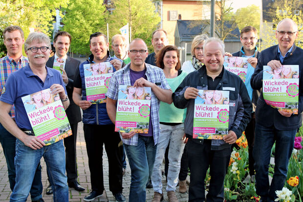 Rechtsanwalt Sascha Hesse, Zahnarzt Dr. Clemens Frigge, Volksbank-Direktor Holger Georg Schwarz, Ernani Straede vom Eis-Café „Cortina“, Christoph Arndt vom "Grünen Warenhaus", Augenoptikermeister Michael Richter von Kellner OptiVision, Detlef Lojewski vom gleichnamigen Fachhandel für Haushaltswaren und Handwerksbedarf, Gabriela Kimpel vom gleichnamigen Buchhaltungsservice, Ruth Hornkamp von der Gemeindeverwaltung Wickede (Ruhr), Kfz-Meister Markus Thurau von "AutoFit", Thomas Fabri von "PunktZwo" und Franz-Josef Schulte vom Modehaus Schulte (von links) FOTO: ANDREAS DUNKER