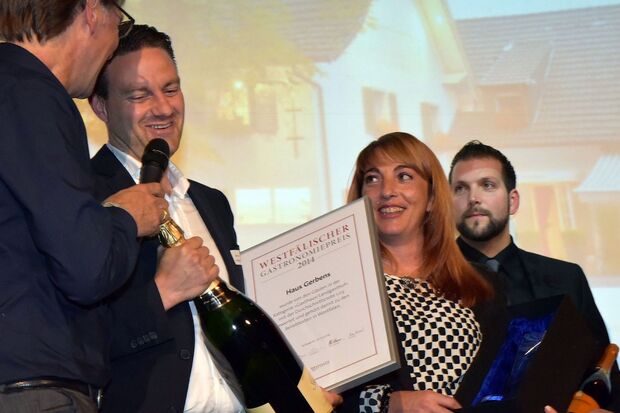 Betriebsleiter Björn Mündelein und die spanische Küchenchefin Carmen Rodriguez-Garcia (Mitte) nahmen den Westfälischen-Gastronomie-Preis entgegen.