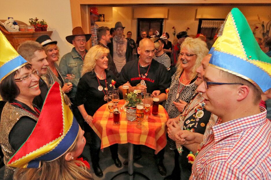 Feier des Wickeder Karnevalsvereins „WiKaVau“ zum Hoppeditz-Erwachen im Saal der Gaststätte Garte – inzwischen geschlossen – an der Rissenhofstraße in Wickede (Ruhr) – Im Vordergrund (von links): Marion Uhde-Koch, Thomas Kobbeloer, Heike Severin, Andreas Teutenberg, Iris und Ralf Hage, Linda Kalde und Christian Koch ARCHIVFOTO: ANDREAS DUNKER