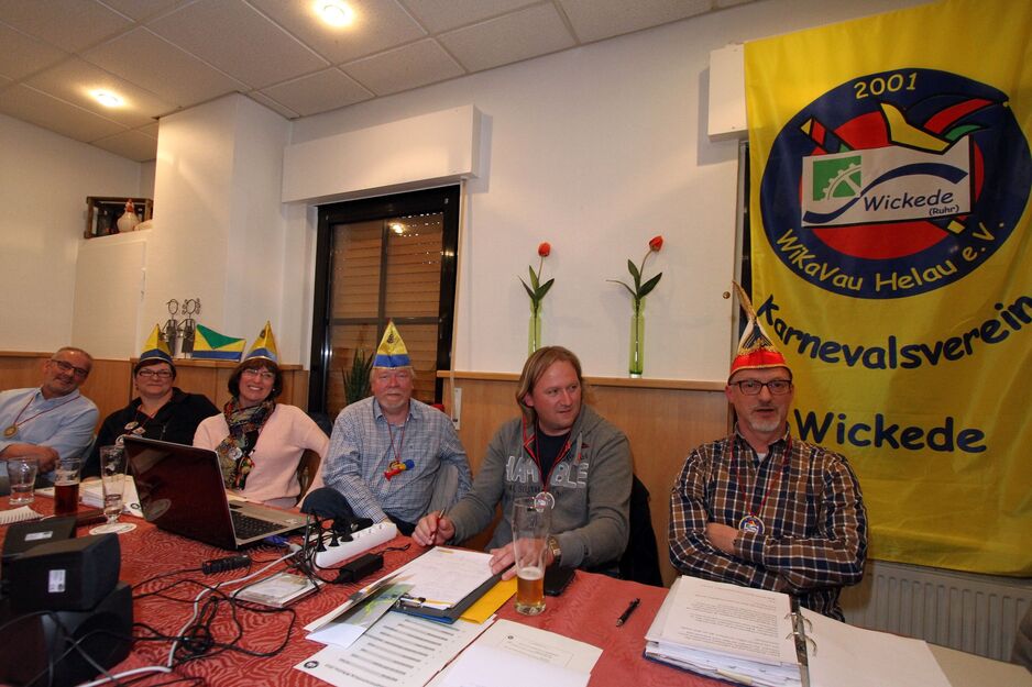 Jahreshauptversammlung des Wickeder Karnevalsvereins „WiKaVau“ im Saal der Gaststätte Garte – inzwischen geschlossen – an der Rissenhofstraße in Wickede – Von links: Alfred Grote, Barbara Schmelzer, Marion Uhde-Koch, Dr. Uwe Stücker, Christian Werft und Thomas Schmelzer ARCHIVFOTO: ANDREAS DUNKER