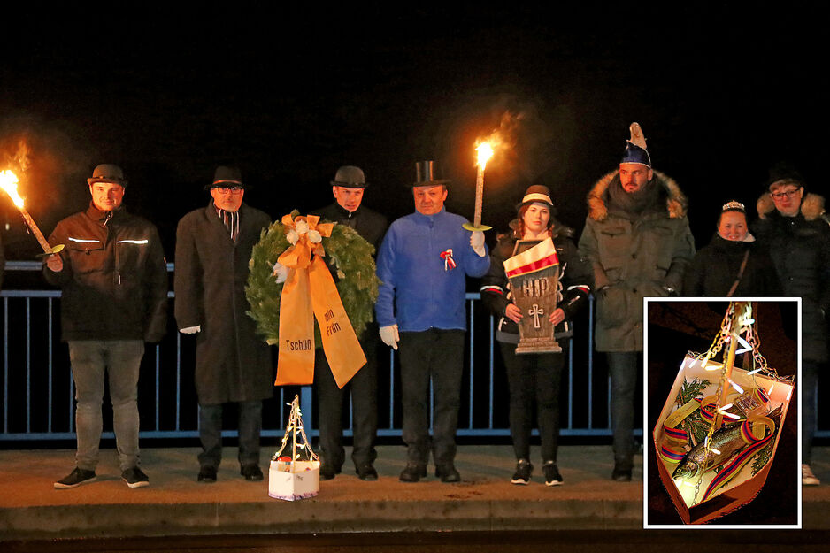 Am Veilchendienstag – dem letzten Tag des Karnevals – findet traditionell die Möppelken-Beerdigung an der Ruhrbrücke statt. Von links: Dennis Kampmann, Thomas Schmelzer, Tobias Borgmann, Andreas Siepmann, Sarah Melina Gebhardt, das Prinzenpaar Tobias (Tobi I) Kosch und Sarah Cavanagh sowie NN ARCHIVFOTO: ANDREAS DUNKER