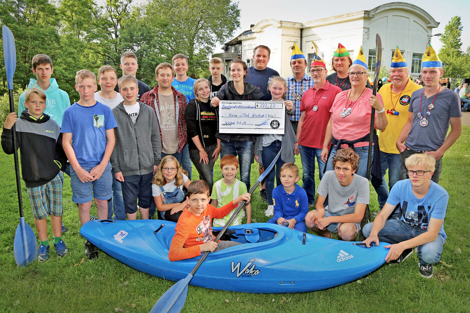 Spendenübergabe von WiKaVau-Vorstandsmitgliedern an die Jugendabteilung des Kanu-Clubs Wickede (Ruhr) ARCHIVFOTO: ANDREAS DUNKER