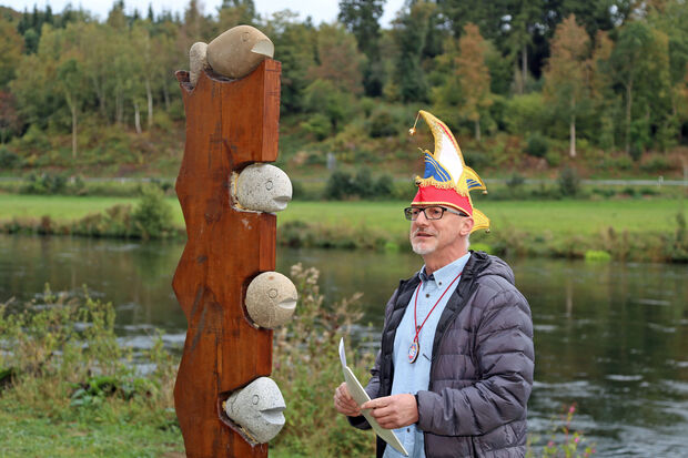 In einer gereimten "Büttenrede" skizzierte WiKaVau-Vorsitzender Thomas Schmelzer die Entstehungsgeschichte der "Skulptur-an-der-Ruhr". FOTO: ANDREAS DUNKER