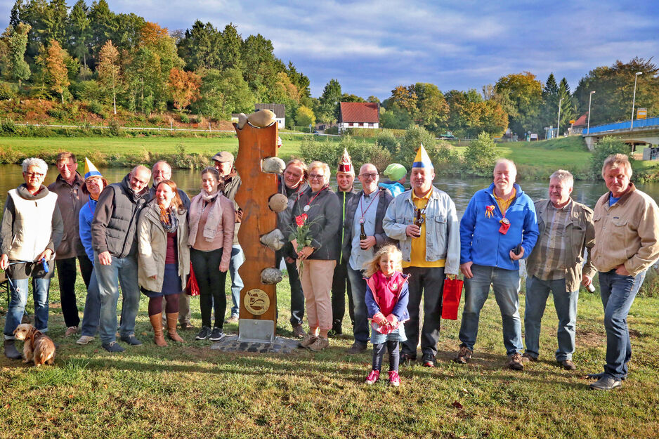 Einweihung der „(Fisch-)Skulptur-an-der-Ruhr“ durch Mitglieder des Wickeder Karnevalsvereins „WiKaVau“ am 2. Oktober 2016 (von links): Ingrid Grote, Friedhelm Koch, Marion Uhde-Koch, Alfred Grote, Josef Hecker, Sarah Melina Gebhardt, Siegfried Willmann, Christian Werft, Barbara Schmelzer, Dennis Kampmann, Thomas Schmelzer, Thomas Schmelzer, Andreas Siepmann, Dr. Uwe Stücker, Heinz Borgmann und Bernd Scheele. Der Name des Kindes und des Hundes ist der Redaktion leider nicht bekannt. ARCHIVFOTO: ANDREAS DUNKER