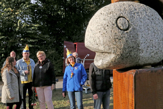 Ideen-Geberin Barbara Schmelzer (4. von links) erklärte interessierten Karnevalisten die neue Skulptur am Ruhrufer. FOTO: ANDREAS DUNKER