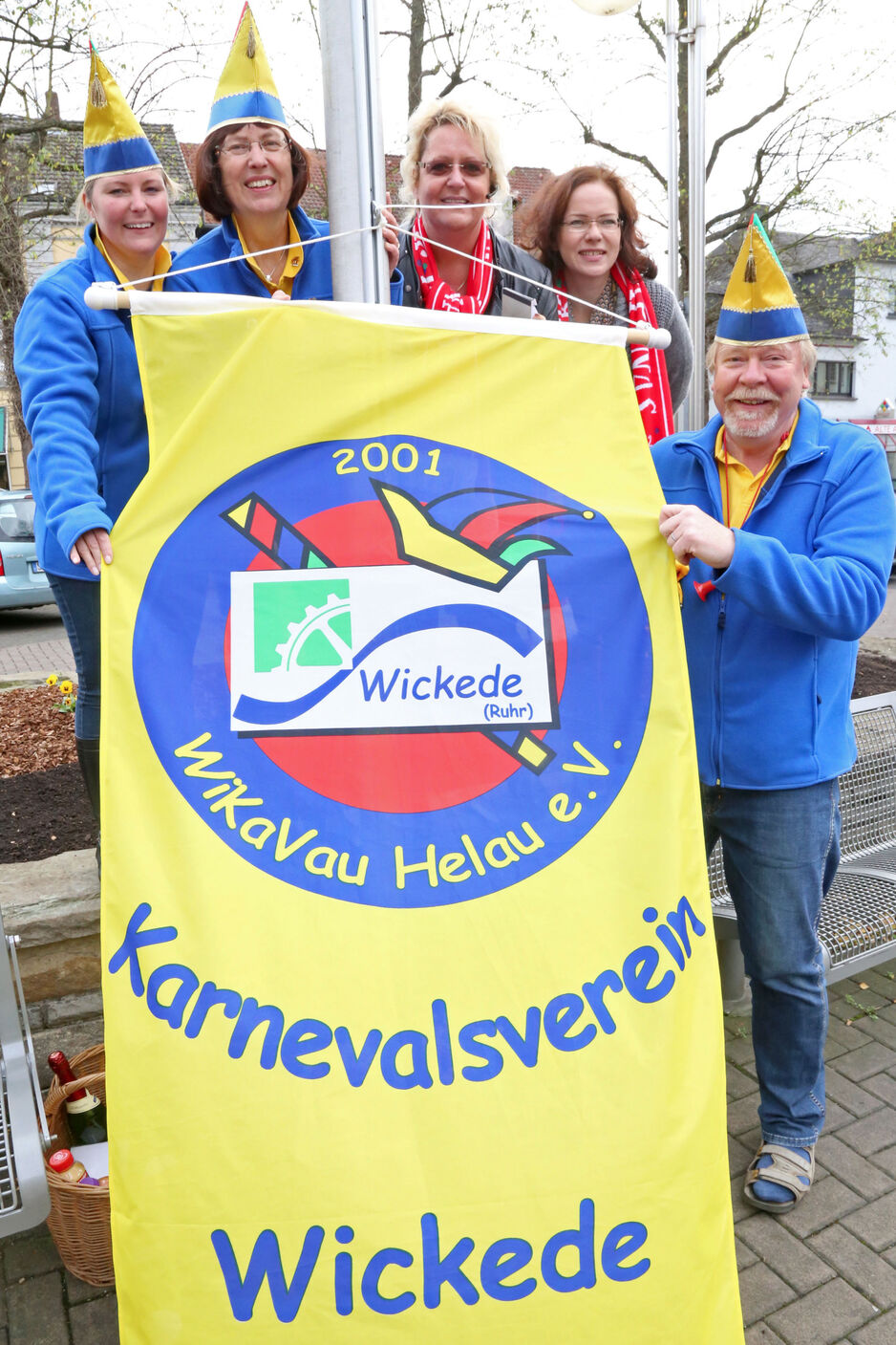 Fahne-Hissen am 11.11. um 11.11 Uhr auf dem Marktplatz in Wickede – Von links: Jennifer Sporenberg, Marion Uhde-Koch, Linda Kalde, Bettina Pieper und Dr. Uwe Stücker ARCHIVFOTO: ANDREAS DUNKER