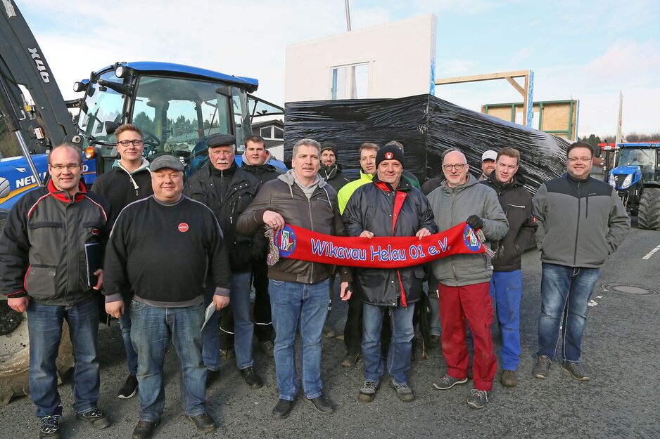 Technischen Prüfung von Zugmaschinen und Anhängern für den Karnevalsumzug am Rosenmontag. Von links: NN, Christian Koch, Markus Thurau, Werner Teutenberg, Philipp Arndt, Thomas Kobbeloer, Christopher Hesselmann, Michael Schäfer, Andreas Siepmann, Thomas Schäfer, Gerhard Rennebaum, Tobias Borgmann und NN  ARCHIVFOTO: ANDREAS DUNKER