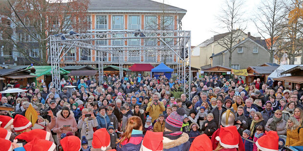 Blick von der Bühne auf den vollen Weihnachtsmarkt FOTO: ANDREAS DUNKER