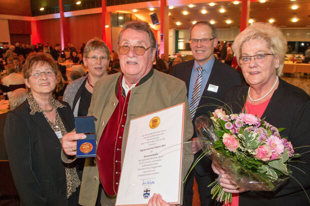 Das Ehepaar Ingrid und Karl-Heinz Wix mit dem Wickeder Bürgermeister Trio FOTO: ANDREAS DUNKER