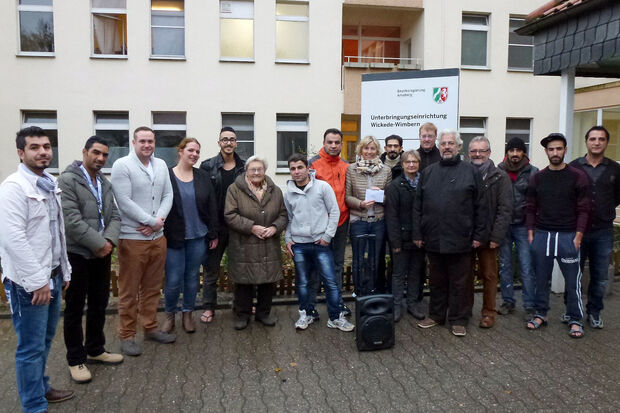 Die Spendenübergabe an der ZUE in Wimbern FOTO: KIRCHENGEMEINDE