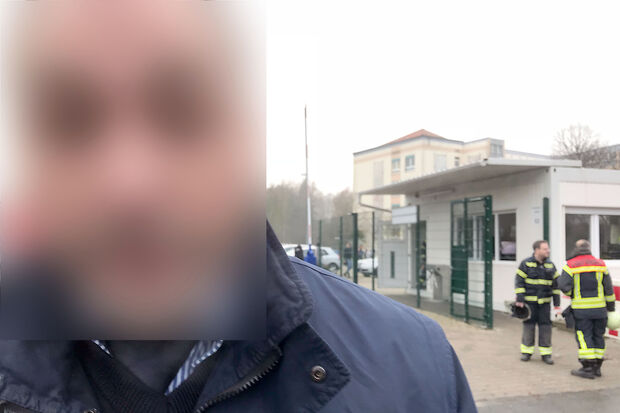 Statt dessen könnten wir ihn fotografieren, schlägt der Sicherheitsmann vor. Unsere Redaktion überlegt nun rechtliche Schritte gegen den Schichtleiter von Kötter-Securitxy einzuleiten, der uns in der freien Berichterstattung behindert und sogar bedroht hat. FOTO: ANDREAS DUNKER // ANMERKUNG DER REDAKTION: Auf nachträglichen Wunsch des abgebildeten Kötter-Security-Schichtleiters L. S. – der sich uns  gegenüber bislang als "Herr Kötter persönlich" ausgegeben hatte – haben wir sein Konterfei nachträglich unkenntlich gemacht. Der Mann hatte uns allerdings am Freitag zum Zeitpunkt der Aufnahme noch ausdrücklich aufgefordert, nicht das Gelände mit der Flüchtlingsunterkunft sondern nur die Einsatzfahrzeuge oder IHN (!) zu fotografieren. In Kenntnis dessen, dass es sich dabei um journalistische Bilder zur Veröffentlichung handelte. Aus Gründen der journalistischen Dokumentation und juristischen Beweissicherung haben wir den Kötter-Security-Schichtleiter dann auch abgelichtet und hier abgebildet. Nunmehr entsprechen wir aber seinem nachträglichen über einen Rechtsvertreter geäußerten Wunsch ihn doch unkenntlich zu machen. Die anderen Sicherheitsleute hatten wir seitens unserer Redaktion bereits zuvor unkenntlich gemacht – wie dies bei Veröffentlichungen normal üblich ist.