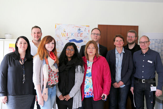 Auf dem Bild (von links): die stellvertretenden Betreuungsleiter Miriam Pichler und Julian Demiet, die Malteser-Mitarbeiterin Joseline Frenzel, die Ehrenamtskoordinatorin Vithy Rajakulasingam, Malteser-Teamleiterin Nicole Gebauer, Kai Jatzenko als Leiter des Malteser-Migrationsbüros NRW sowie die stellvertretende Einrichtungsleiterin Bettina Zipplies und Pressesprecher Benjamin Hahn von der Bezirksregierung in Arnsberg nebst Udo Linnenbrink von der Bundesagentur für Arbeit, der im Bereich Job-Screening tätig ist. FOTO: ANDREAS DUNKER
