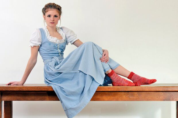 Das Wickeder Hobby-Fotomodel Camilla Piontek mit Stricksocken FOTO: PETER KANTHAK