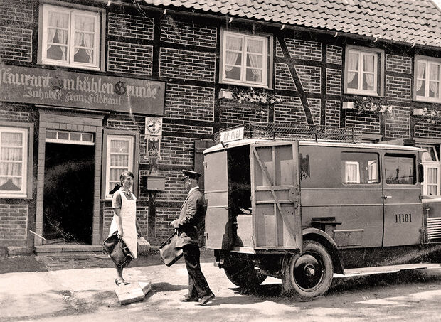 Die Gaststätte „Zum kühlen Grunde“ – Inhaber Franz Fildhaut – in Wimbern. Davor ein altes Postauto. Denn in dem Haus an der heutigen B 7 befand sich auch die Poststation des Ortes. ARCHIVBILD: VEREIN DORF WIMBERN