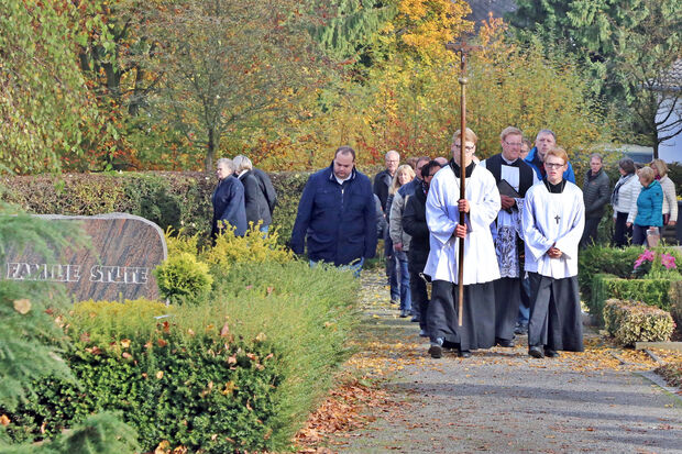 Vikar Alexander Plümpe zog mit Meßdienern und Gläubigen von der katholischen St.-Vinzenz-Kirche auf den kommunalen Friedhof in Echthausen. FOTO: ANDREAS DUNKER