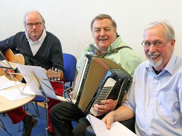 Alt-Bürgermeister Hermann Arndt zusammen mit den Musikern Harald Potier am Akkordeon und Helmut Rohrbach an der Gitarre ARCHIVFOTO: ANDREAS DUNKER