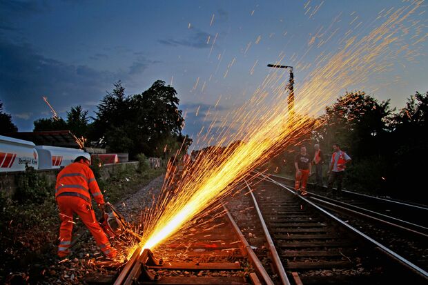 Nicht ganz so spektakulär wie der Funkenflug bei den Gleisbauarbeiten vor einigen Jahren – aber etwa an der gleichen Stelle war der Lichtbogen an der Weichenanlage bei Kree in der heutigen Nacht. ARCHIVFOTO: ANDREAS DUNKER