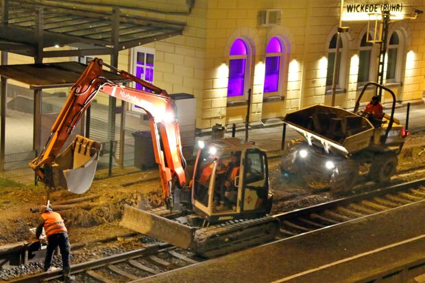 Das Echthausener Unternehmen Hage im Einsatz beim Rückbau des Hausbahnsteiges zwischen Bahnhof und Gleis 1 FOTO: ANDREAS DUNKER
