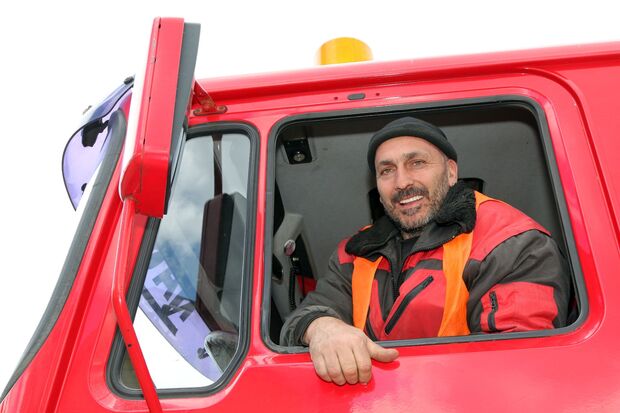 Harry Hage im Lkw FOTO: ANDREAS DUNKER