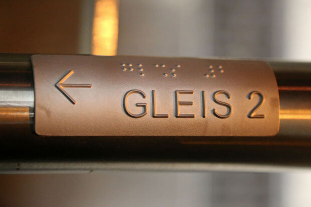 Tastschrift für Sehbehinderte an den Treppengeländern FOTO: ANDREAS DUNKER