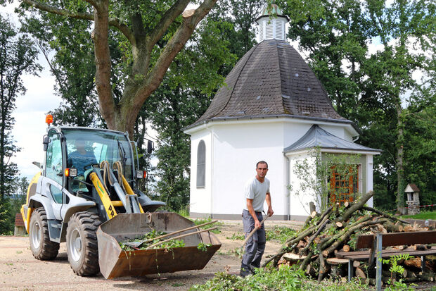 Aufräumarbeiten an der Bergkapelle: Arbeiter transportierten heute das abgeschnittene Ast- und Blattwerk ab. FOTO: ANDREAS DUNKER