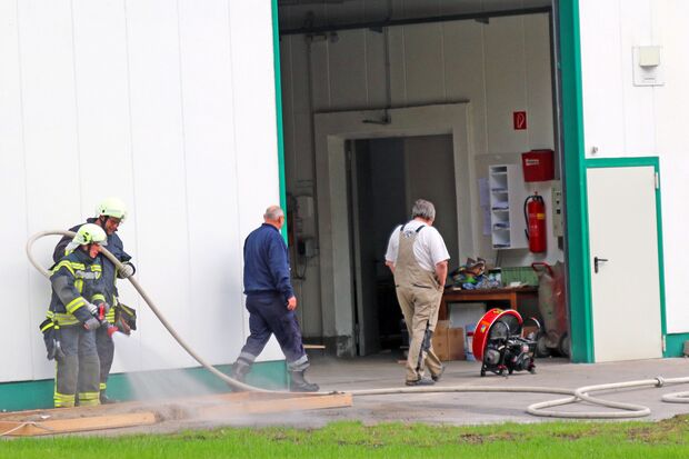 Ablöschen der brennenden Späne FOTO: ANDREAS DUNKER