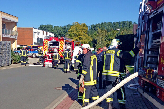 Die Feuerwehr war mit dem kompletten Wickeder Zug sowie der Löschgruppe aus Echthausen im Einsatz. FOTO: CARINA WESTERWELLE
