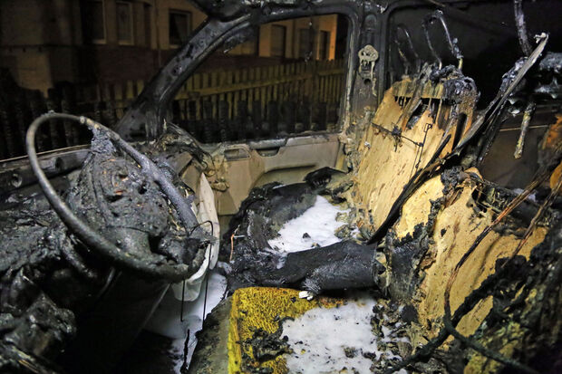 Totalschaden: der verkohlte Innenraum des VW-Transporters FOTO: ANDREAS DUNKER