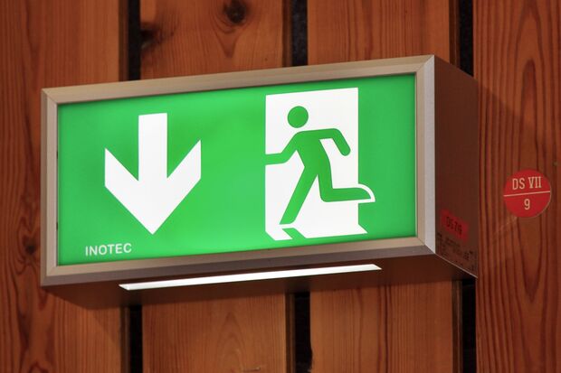Neue Notbeleuchtungsschilder über Fluchtwege im Bürgerhaus  FOTO: ANDREAS DUNKER