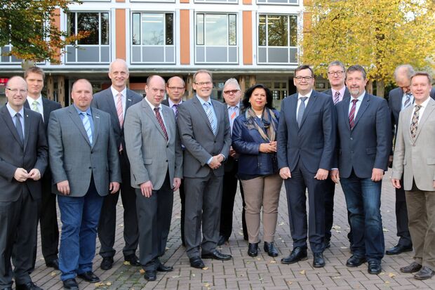 Bürgermeister Michael Esken (CDU) und Linus Klemmer aus Hemer, Jochen Becker und Bürgermeister Christoph Ewers (CDU) aus Burbach, Bürgermeister Peter Weiken (parteilos) aus  Rüthen, Frank Kittelmann aus Kerken, Bürgermeister Dr. Martin Michalzik (CDU) und Jürgen Schlautmann aus Wickede (Ruhr), Angelika Winkler aus Bad Berleburg, Bürgermeister Rainer Rauch (CDU) und Rolf Husemann aus Borgentreich, Bürgermeister Bernd Fuhrmann (parteilos) aus Bad Berleburg und Bürgermeister Josef Niehoff (parteilos) aus Schöppingen sowie Bürgermeister Dirk Möcking aus Kerken als einziger Rheinländer (von links). FOTO: ANDREAS DUNKER