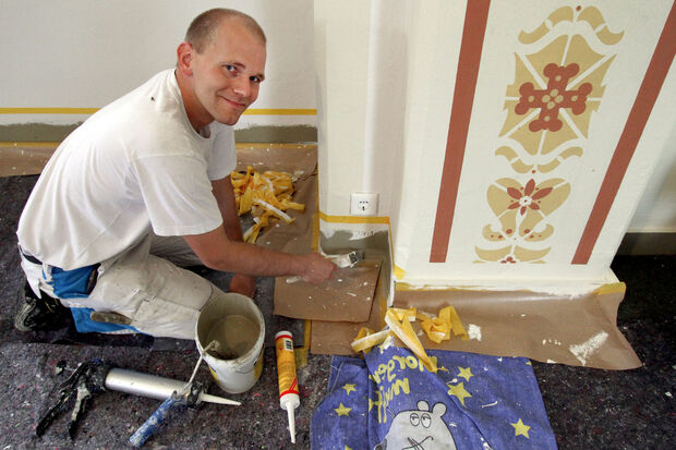Malergeselle Daniel Bußmann bei den letzten Pinselstrichen am Sockel im Innenraum der Schlückinger St.-Josef-Kapelle FOTO: ANDREAS DUNKER