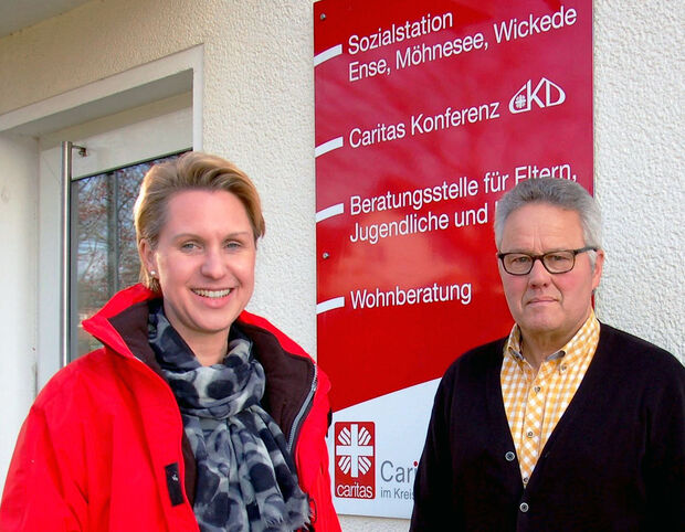 Julia Kersten, neue Pflegedienstleiterin bei der Caritas-Sozialstation Wickede, und Kursleiter Michael Wittmann laden ein, sich über die Aspekte der häuslichen Alten- und Krankenpflege zu informieren. FOTO: CARITASVERBAND SOEST