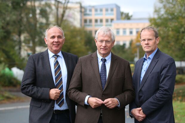 NRW-Landtagsvizepräsident Eckhard Uhlenberg (CDU) und sein Parteikollege Werner Lohn (MdL) besichtigten zusammen mit Wickedes Bürgermeister Dr. Martin Michalzik (CDU) die Unterbringungseinrichtung für Flüchtlinge in Wimbern. FOTO: ANDREAS DUNKER