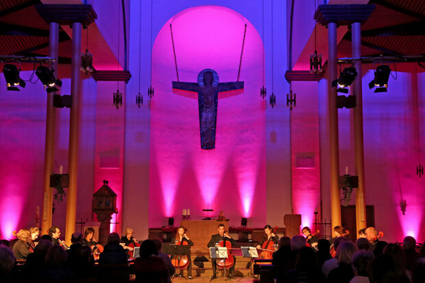 Die zwölf Cellisten spielten im Rahmen des "Cello-Herbstes am Hellweg" in der katholischen St.-Antonius-Kirche in Wickede. FOTO: ANDREAS DUNKER
